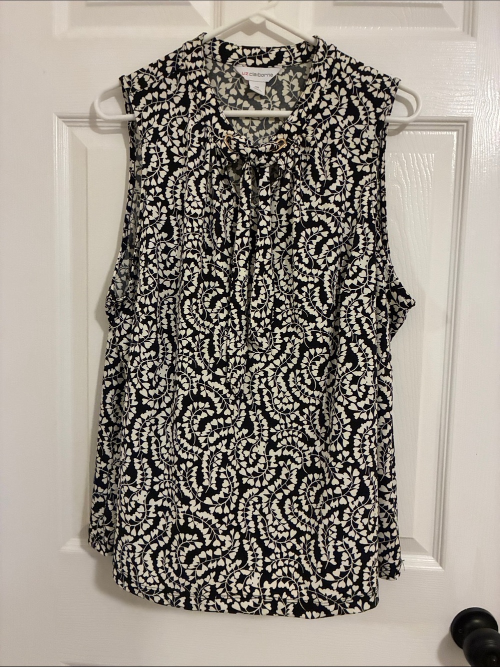 Liz Claiborne Black & White Heart Leaf Print Sleeveless Top